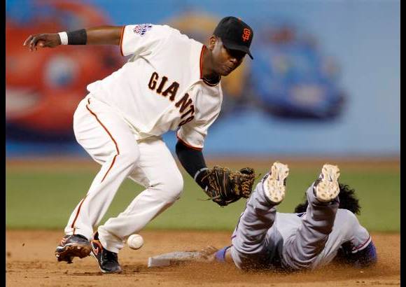 Reuters - Rentería aportó después un sencillo productor de dos carreras dentro de un racimo de siete en el octavo. Fueron sus primeras remolcadas de este octubre. También aportó con el guante en sus manos.