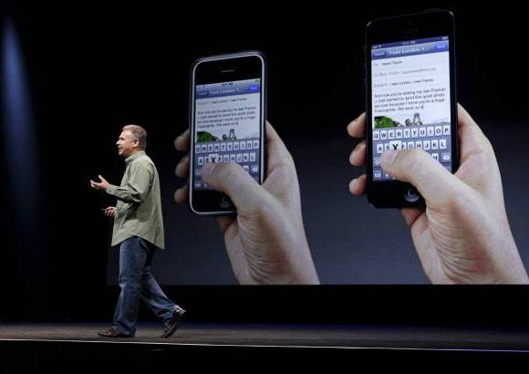 AP - Otra novedad del iPhone, es el Passbook para organizar los tiquetes de avi&#243;n electr&#243;nicos, las entradas a cine y las tarjetas de fidelidad en restaurantes.