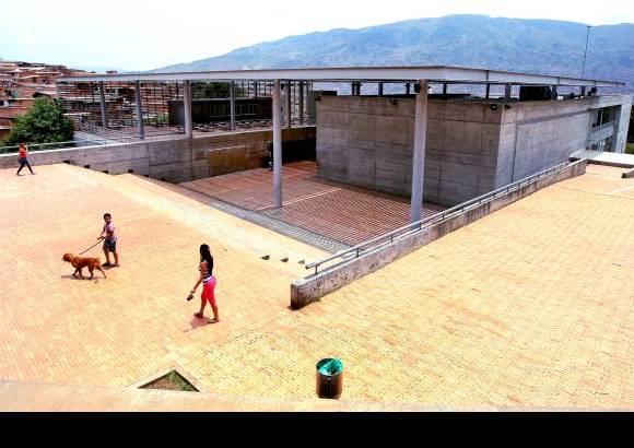 Foto Juan Antonio S&#225;nchez - Exterior del Parque Biblioteca Tom&#225;s Carrasquilla, en el barrio L&#243;pez de Mesa.