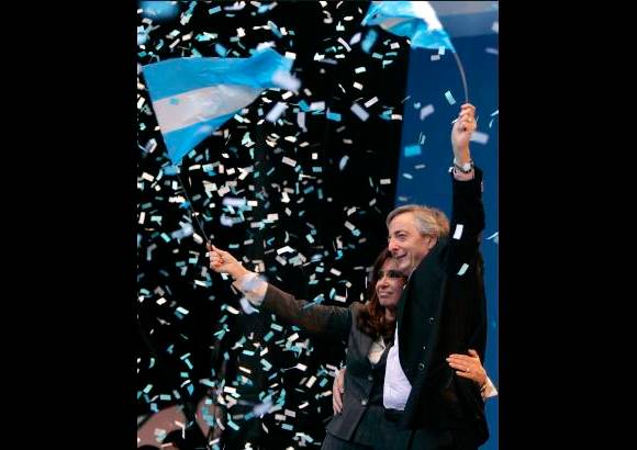 AP - El secretario general de Unasur y esposo de la mandataria Cristina Fern&#225;ndez, falleci&#243; de un infarto a los 60 a&#241;os de edad.