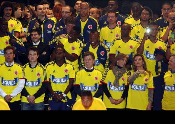 Colprensa - El capitán Mario Alberto Yepes le obsequió al mandatario la prenda en una ceremonia llevada a cabo en la Plaza Núñez de la Casa de Nariño, en la zona colonial de la capital colombiana.