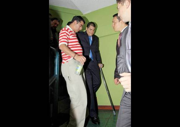 Reuters - El presidente Rafael Correa dijo que los uniformados intentaron agredirlo y tuvo que ser trasladado a una cl&#237;nica para ser atendido.