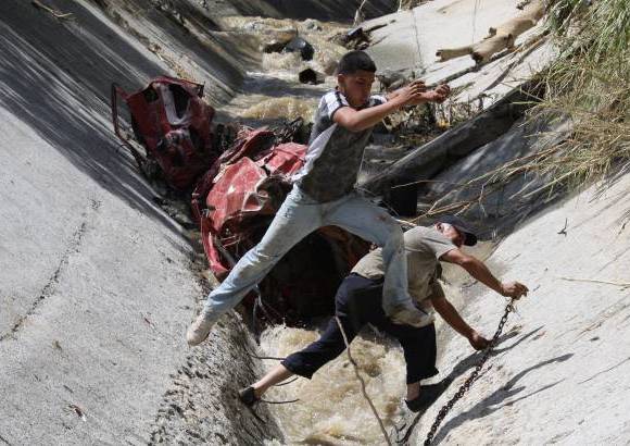 Henry Agudelo - Daniel se meti&#243; a la canalizaci&#243;n el mi&#233;rcoles pasado para colaborar en las tareas de rescate de su veh&#237;culo.
