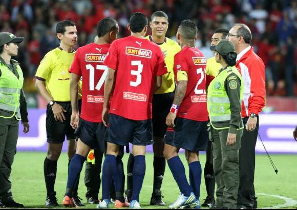 Juan Antonio S&#225;nchez - Los reclamos al final del compromiso. La hinchada tambi&#233;n termin&#243; molesta con Pont&#243;n, quien estuvo muy cargado contra los rojos.
