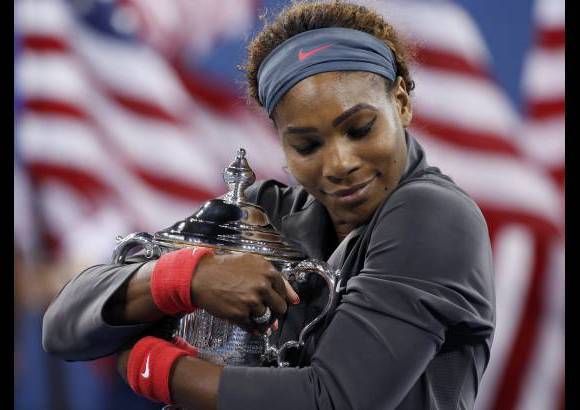 - Aquí abraza la copa tras ganar la final por 7-5, 6-7 (6-8) y 6-1.