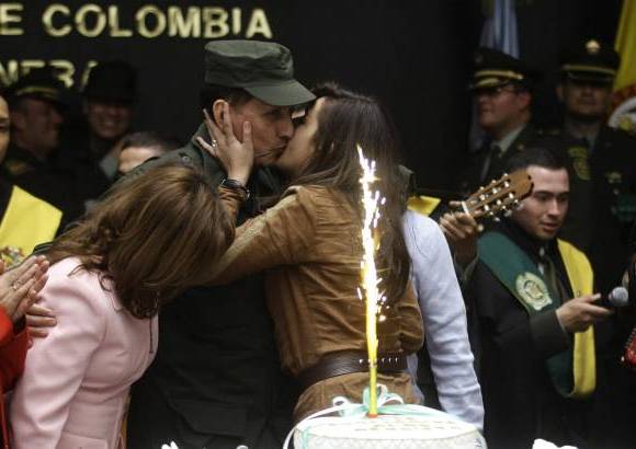 Colprensa-Andr&#233;s Torres - El general Luis Mendieta con su familia en la Direcci&#243;n de la Polic&#237;a Nacional, durante la celebraci&#243;n de su cumplea&#241;os 53 en libertad.