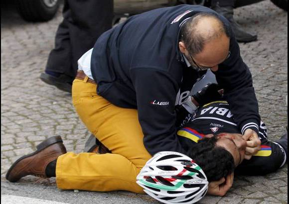 Foto Reuters - El ciclista colombiano Carlos Juli&#225;n Quintero sufri&#243; un accidente el s&#225;bado en un descenso de la carrera Mil&#225;n-San Remo.