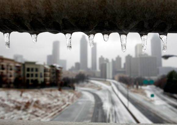 Reuters - A lo largo y ancho del sur de E.U., los residentes hastiados del invierno se despertaron en una regi&#243;n cubierta de hielo, nieve y lluvia helada, mientras que los meteor&#243;logos advierten que lo peor de la tormenta potencialmente &quot;catastr&#243;fica&quot; a&#250;n est&#225; por llegar.