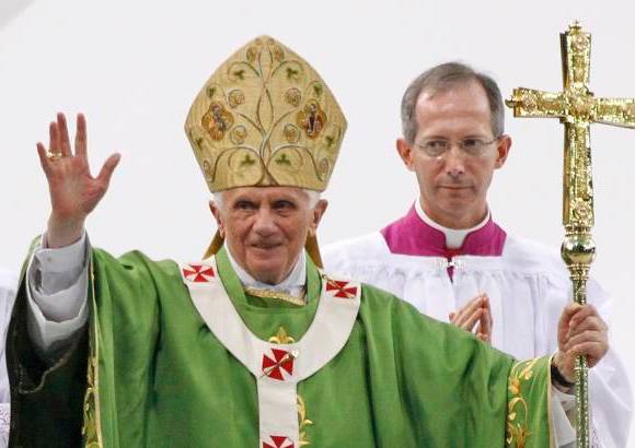Reuters - En el Bundestag, el papa alemán sorprendió con una fuerte defensa de la ecología y de los movimientos ecologistas, afirmando que éstos suponen "un grito de aire fresco, que no se puede ignorar", y que el hombre debe escuchar el mensaje de la naturaleza y responder de manera coherente, respetando la creación y no manipulándola a su antojo.