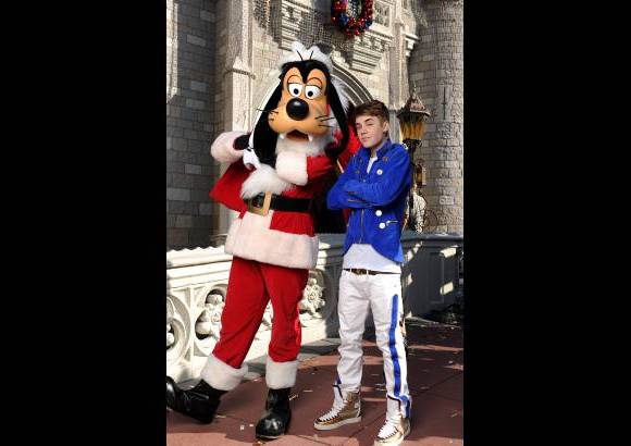 AP - Antes de su show posó con algunos de los personajes del parque, entre ellos Tribilín (Goofy).