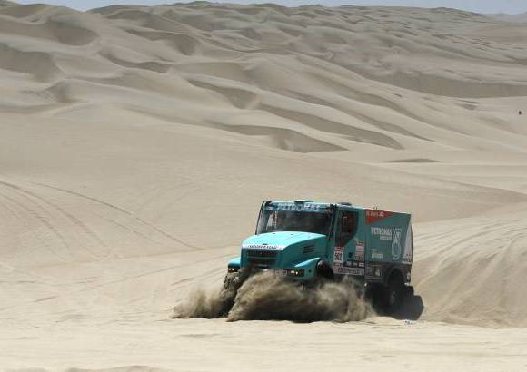 AP - El holandés Gerard De Rooy (Iveco) se llevó el título en la categoría de camiones y rompió el dominio de los Kamaz rusos, que habían ganado ocho de los últimos nueve rallys.