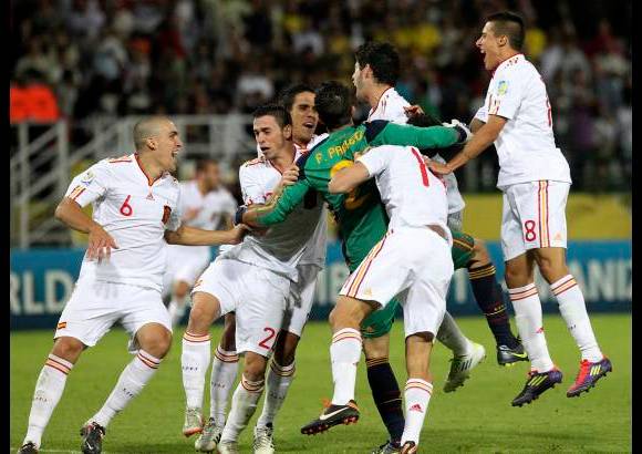 Reuters - Los coreanos hicieron un partido rayando en la perfecci&#243;n. Espa&#241;a, que jug&#243; mal los 90 minutos, remat&#243; mejor la adici&#243;n. Los ib&#233;ricos, m&#225;s efectivos en la definici&#243;n.