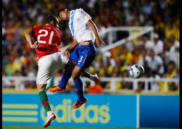 Reuters - Guatemala tiene que &quot;empezar a hacerse sentir&quot; en el f&#250;tbol y sus dirigentes deben trabajar en esa direcci&#243;n. Ese fue el mensaje que lanz&#243; el t&#233;cnico de la selecci&#243;n guatemalteca, Ever Hugo Almeida.