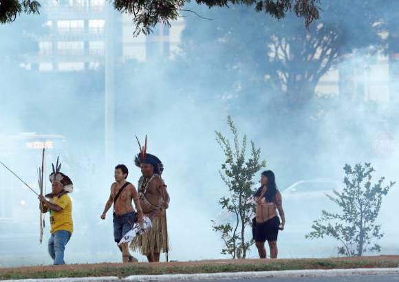 AP - Algunos manifestantes lanzaron piedras hacia los polic&#237;as, que respondieron con gases lacrim&#243;genos y tropas de caballer&#237;a que cargaron contra la multitud y la dispersaron por momentos.