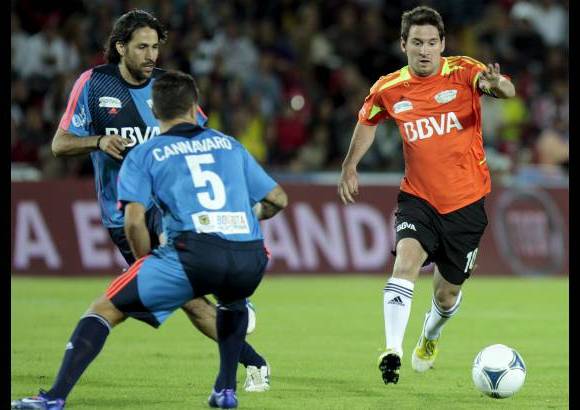 Mauricio Alvarado-Colprensa - Los hinchas no dejaron de aclamar y aplaudir el jueves 21 de junio a sus &#237;dolos Lionel Messi y Radamel Falcao en la llamada &#39;Batalla de las Estrellas&#39;, que termin&#243; en un empate 6-6.