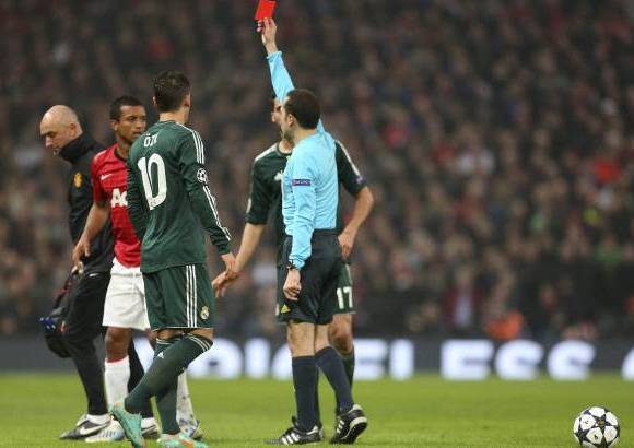 AP - El Manchester United, que planeaba pasar la eliminatoria al contragolpe, se vio mermado por la pol&#233;mica tarjeta roja que vio Nani en el minuto 56.