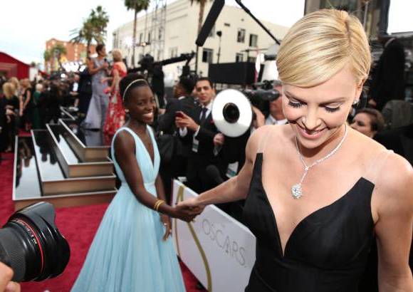 AP - Lupita Nyong&#39;o se encuentra con Charlize Theron en la Alfombra Roja.