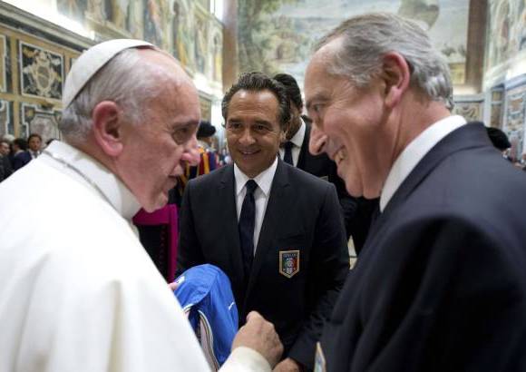 REUTERS - Cesare Prandelli, seleccionador de Italia, reconoció que no pudo insistir al Papa para que acudiera al Estadio Olímpico, pues el pontífice le dijo que no iría porque en Vaticano "le regañarían porque es muy indisciplinado".