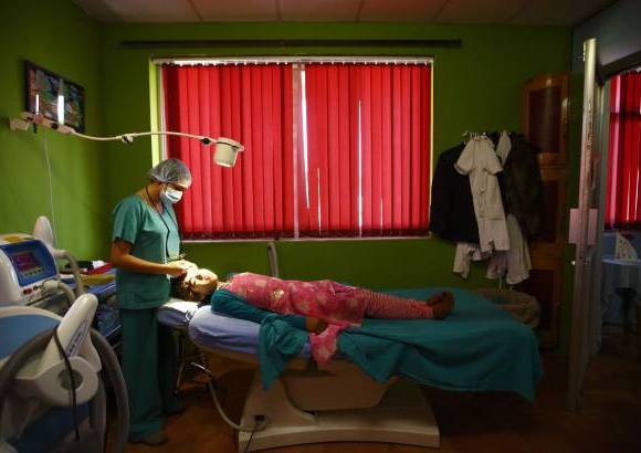 Reuters - Manjura en el consultorio donde se someti&#243; al tratamiento con l&#225;ser.