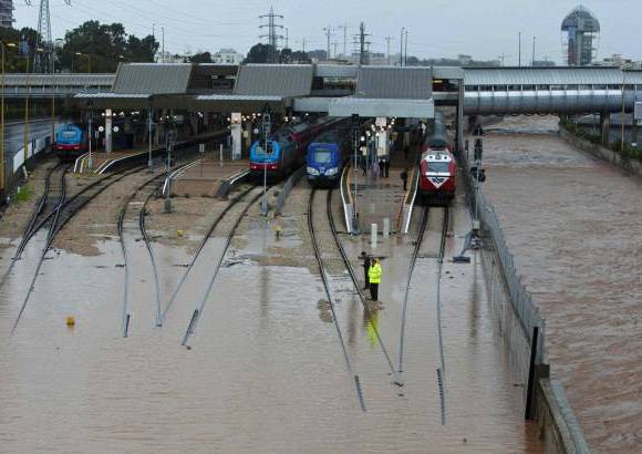 Reuters - Una estación de tren se inundó en Tel Aviv, las lluvias de invierno obligaron al cierre de las principales rutas de acceso a esta ciudad, que es la capital comercial de Israel.
