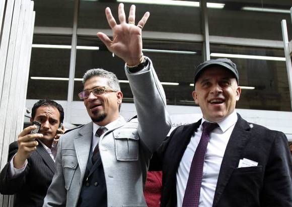 AP - Carlos Hernando, izquierda, y Gonzalo Ruiz dejan un tribunal local de Bogotá. La pareja legalizó su unión con un juez.