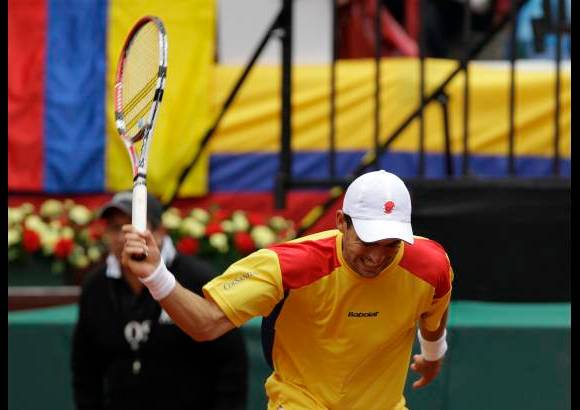 Fernando Vergara, AP-Bogotá - El desconsuelo de Santiago Giraldo tras la derrota ante el estadounidense Mardy Fish por la Copa Davis.