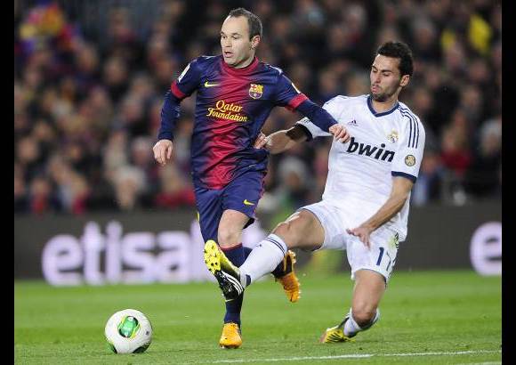 AP - Iniesta tomar las riendas del juego, pero no fue suficiente. Una jugada suya permitió una buena opción para Sergio Busquets, pero cuando más volcado estaba su equipo, en una jugada el Real Madrid volvió a desnudar a los azulgranas.