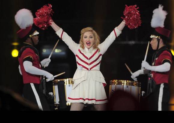 AP - Un impresionante despliegue de efectos especiales, coreografías, proyecciones, cambios de vestuario y música deslumbraron a los 20.000 espectadores que se reunieron en el primero de los dos conciertos de Madonna en Barcelona, única parada española de la gira MDNA Tour.