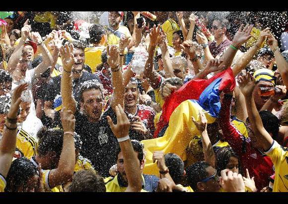FOTOS JAIME P&#201;REZ - Aunque el descuento de Gervinho apacigu&#243; a los espectadores, el pitazo final del &#225;rbitro dio no solo tranquilidad si no satisfacci&#243;n entre la afici&#243;n que celebr&#243;, hasta con ba&#241;o de espuma, el so&#241;ado paso a la segunda ronda de un Mundial, algo que no se ve&#237;a desde Italia 1990.