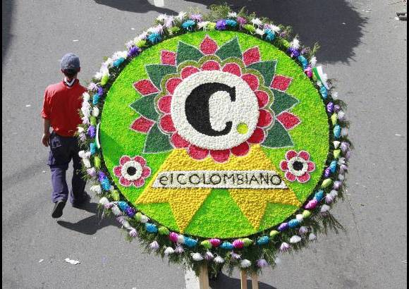R&#243;binson S&#225;enz - El Colombiano no se qued&#243; atr&#225;s y como es tradici&#243;n particip&#243; del Desfile. Aqu&#237; la silleta.