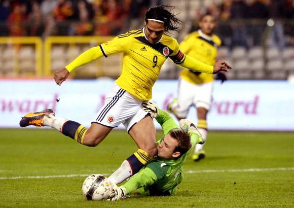 AP - James Rodríguez metió un pase al vacío para Falcao García que recibió libre de marca, eludió al arquero belga y la empujó al fondo de la red.