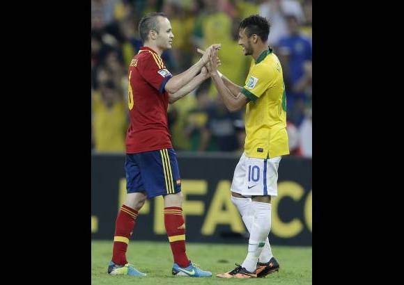 AP - Aunque no jug&#243; su mejor partido, Andr&#233;s Iniesta trat&#243; de crear f&#250;tbol en el medio campo espa&#241;ol.