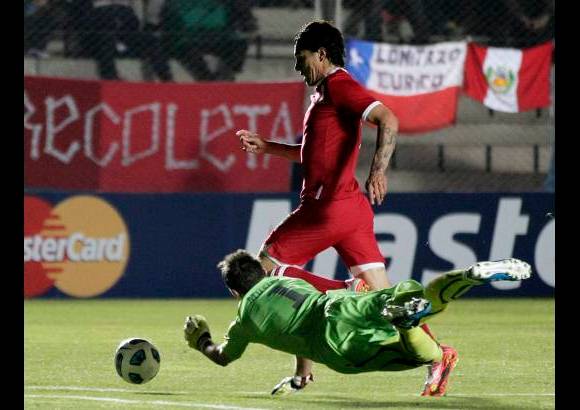 Reuters - Paolo Guerrero, el atacante que juega en el Hamburgo alem&#225;n, anot&#243; el gol de Per&#250; en el minuto 23 del partido, al recibir un centro largo de Michael Guevara.
