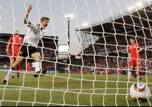 AP - Inglaterra sali&#243; a buscar el empate en la segunda fracci&#243;n y otro remate de Lampard a los 52 minutos golpe&#243; en el travesa&#241;o, pero Thomas M&#252;ller termin&#243; con las esperanzas del equipo rival con dos goles en tres minutos para coronar una actuaci&#243;n memorable.