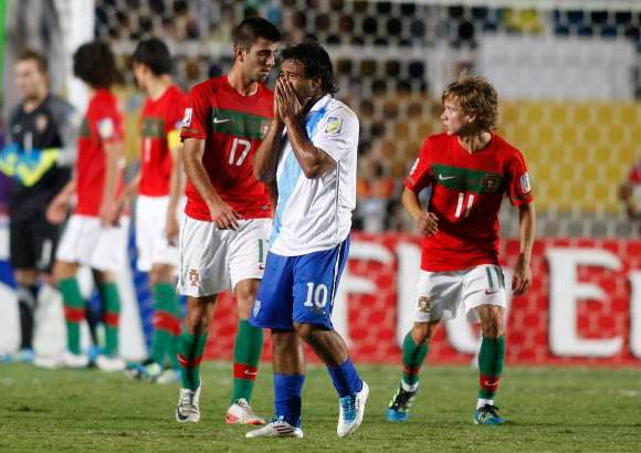 Reuters - Adem&#225;s de la falta de contundencia, Portugal cometi&#243; el error de pagar caro las infracciones de juego: C&#233;dric, Alex y Mario Rui vieron la tarjeta amarilla. Estos dos &#250;ltimos se perder&#225;n los cuartos de final por acumulaci&#243;n de tarjetas.