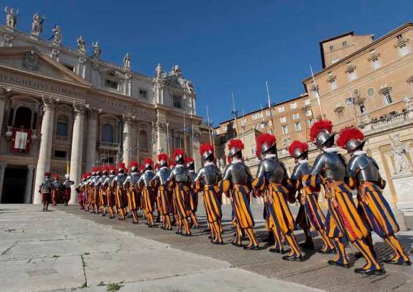 Reuters - Ante varios miles de personas reunidas en la plaza de San Pedro del Vaticano en una ma&#241;ana soleada, pero fr&#237;a, el Pont&#237;fice pronunci&#243; el tradicional Mensaje de Navidad, en el que repas&#243; la situaci&#243;n en el mundo y pidi&#243; el cese de la violencia en Siria, &quot;donde ya se ha derramado demasiada sangre&quot;.