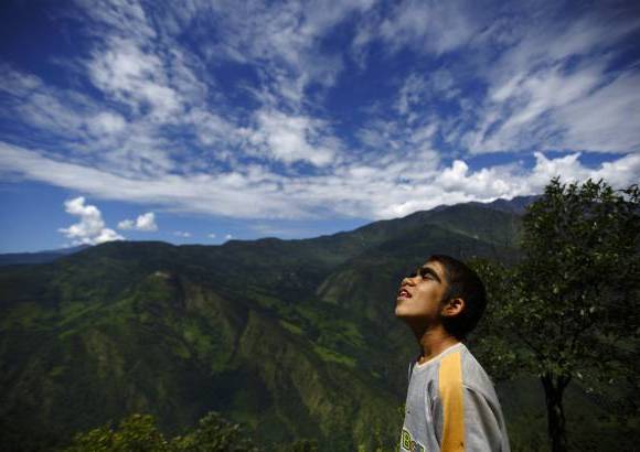 Reuters - Uno de los hijos de Devi disfruta el paisaje despu&#233;s del tratamiento con l&#225;ser.