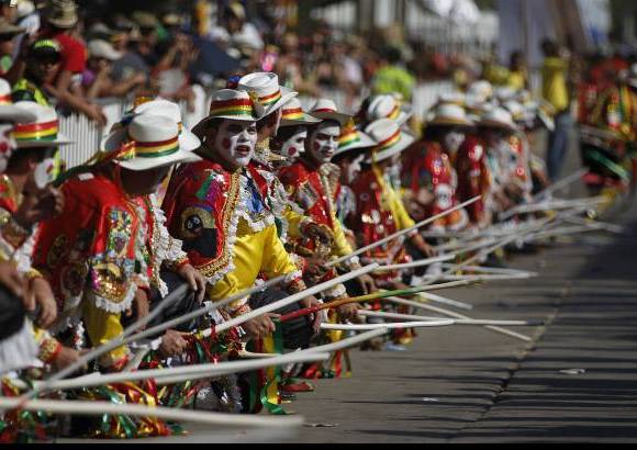 AP - Con todo tipo de indumentarias, los grupos de cumbia luchan por robarse el protagonismo del carnaval.