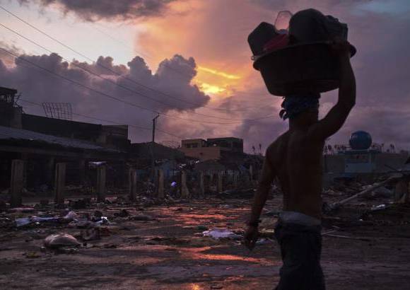 AP - Las imágenes de los desplazados por el tifón Haiyan son constantes en Filipinas.