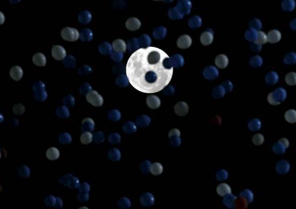 AP - Esta imagen es en Santiago de Chile. Miles de globos fueron liberados en el estadio Nacional durante el partido que la selección de fútbol de Chile venció 2-0 a su par de Uruguay.