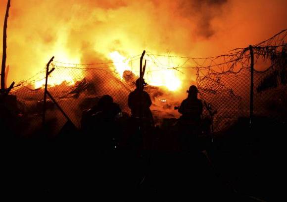 Manuel Saldarriaga - El incendio se presentó en la madrugada de este miércoles en el barrio Primavera del Municipio de Envigado. La conflagración comenzó en un deposito de maderas y las llamas alcanzaron cerca de 30 metros.