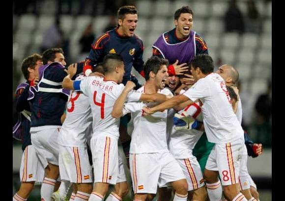 Reuters - No pod&#237;a ser mejor el cierre del Mundial Sub-20 en Manizales. Al mejor estilo mundialista, con un partido de 120 minutos, la definici&#243;n desde el punto penalti y una fiesta inolvidable en las gradas del Palogrande.