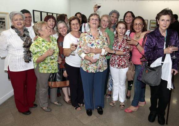 Fotos MANUEL SALDARRIAGA - Zoraida (centro), con la compa&#241;&#237;a de sus amigos y colegas de la oficina de Planeaci&#243;n Departamental.