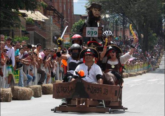 Hernán Vanegas - Unos piratas se atrevieron a hacer que su barca "navegara" por las calles del oriente de Medellín. Los piratas eran nueve integrantes de la familia de Jesús Vallejo, en el comando.