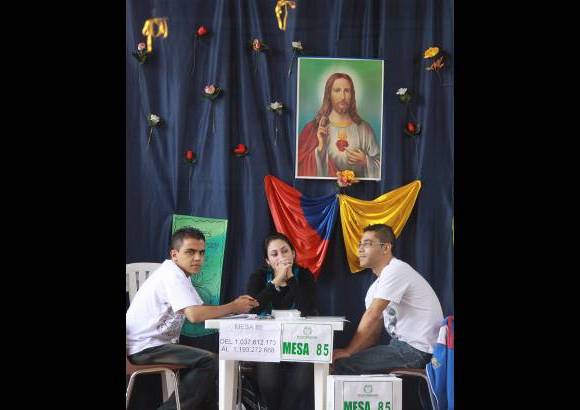 Donaldo Zuluaga - Y ni el Sagrado Corazón de Jesús, imagen religiosa tradicional en el país, se quiso perder la fiesta democrática.