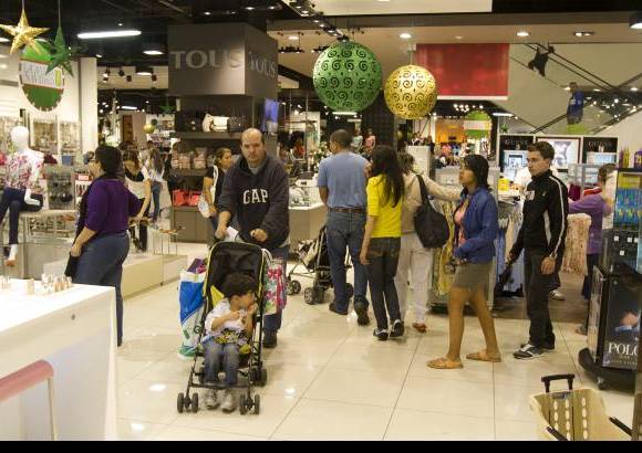 Edwin Bustamante - Falabella present&#243; gran cantidad de compradores hasta las 11:30 de la noche