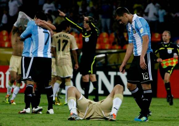 Esteban Vanegas - Las dos caras al final del partido, la alegr&#237;a de los que siguen y la tristeza de los que se van para su casa.