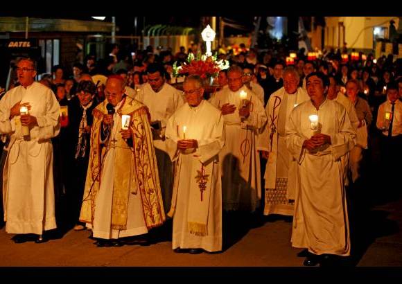 Julio C&#233;sar Herrera - Antorchas, velas, cirios, faroles, hasta linternas, portaron los centenares de feligreses que soportaron previamente y durante el desfile una lluvia moderada.