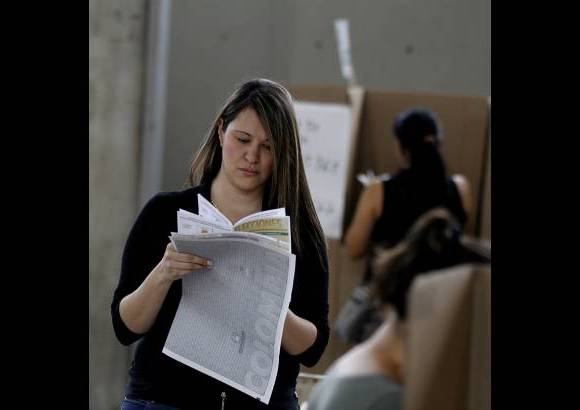 Donaldo Zuluaga - En el Palacio de Exposiciones, las mujeres ejercieron su derecho al voto en las diferentes mesas que estuvieron dispuestas para las elecciones al Senado, C&#225;mara y Parlamento Andino.
