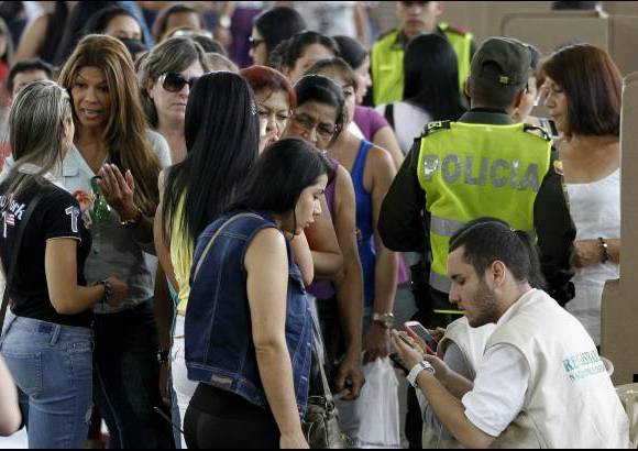 Donaldo Zuluaga - En el Palacio de Exposiciones, las mujeres ejercieron su derecho al voto en las diferentes mesas que estuvieron dispuestas para las elecciones al Senado, C&#225;mara y Parlamento Andino.